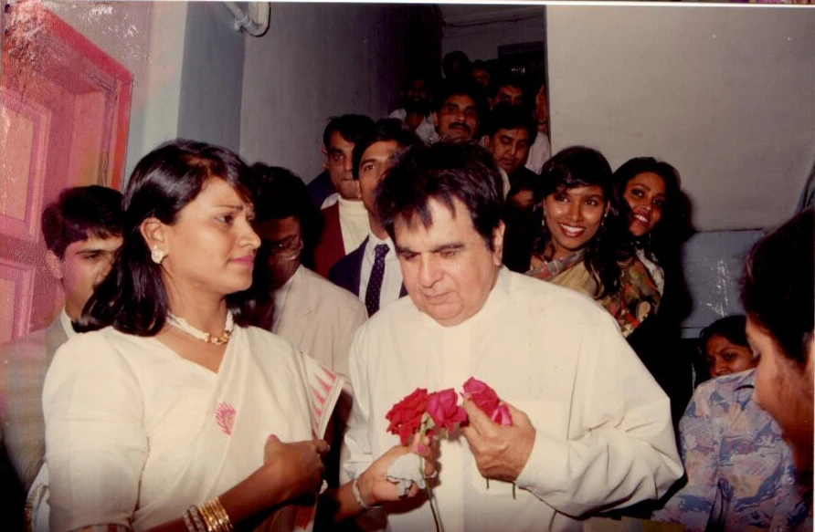 Dr. Fehmida Shaikh presenting flowers to Bollywood legend Dilip Kumar during his visit to Fehmida Hospital & Fertility Centre
